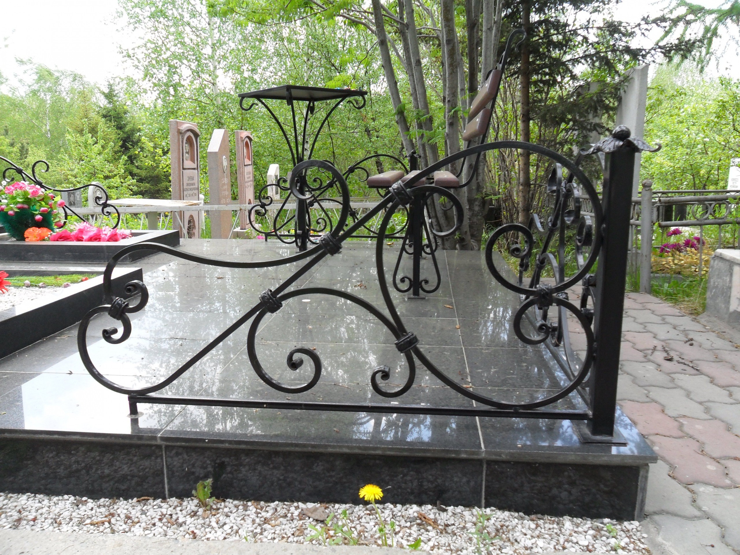 Угловые ограждения на кладбище